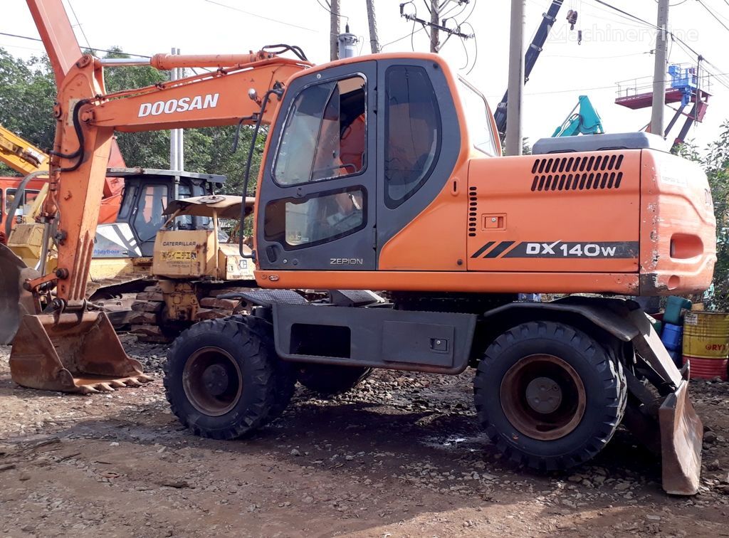 Doosan DX140W gravemaskine på hjul